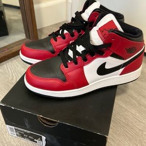 Air Jordan 1 Mid Chicago Black Toe